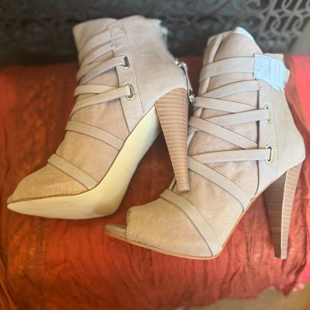 NWOT! Y2K GUESS Suede Taupe Strappy Peep-Toe Booties - Size 7